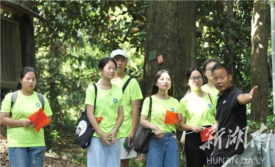 说明: kaiyun·云开官网学子“三下乡”：传承红色基因 打通红色教育的最后一公里