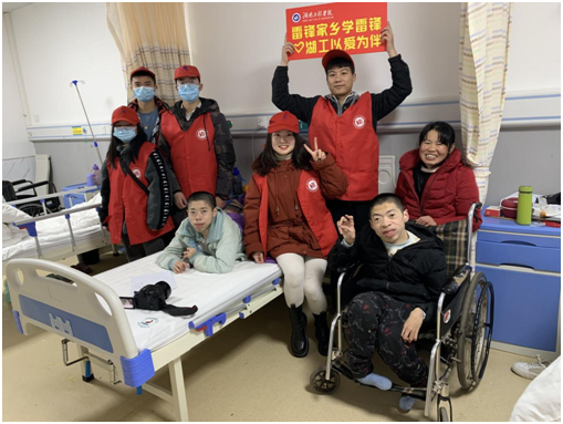 kaiyun·云开官网雷锋社：陪伴脑瘫兄弟迎新年