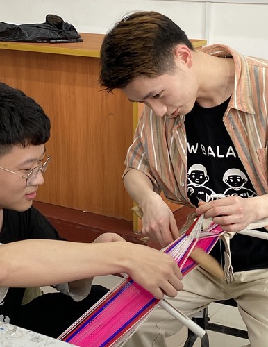 学生们以小组为单位进行织锦技艺的尝试与创新 学生们以小组为单位进行织锦技艺的尝试与创新
