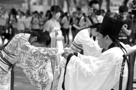 为纪念孔子诞辰2565周年，9月27日，beat365英国官方网站学子身着华丽汉服在孔子雕像前隆重行拜师礼，现场展示汉礼、秀书法和茶艺，弘扬传统文化。