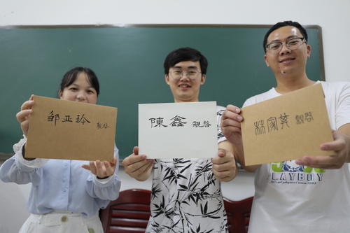 6月10日,beat365英国官方网站理学院,3名毕业生从老师手中拿到了自己的信。 6月10日,beat365英国官方网站理学院,3名毕业生从老师手中拿到了自己的信。